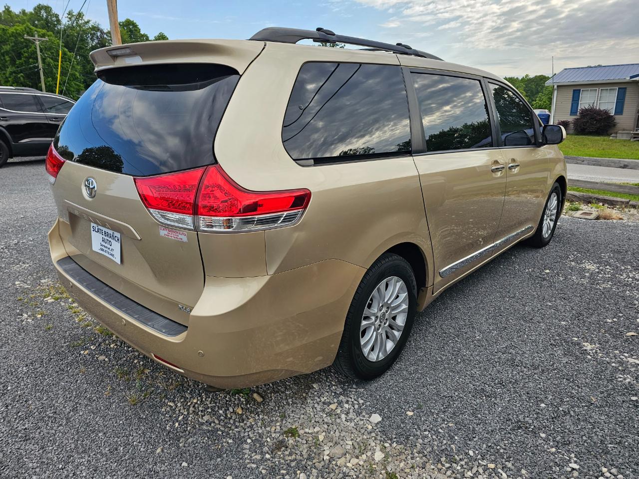 Toyota Sienna 5dr 7-Pass Van V6 XLE AAS FWD (Natl) 2012