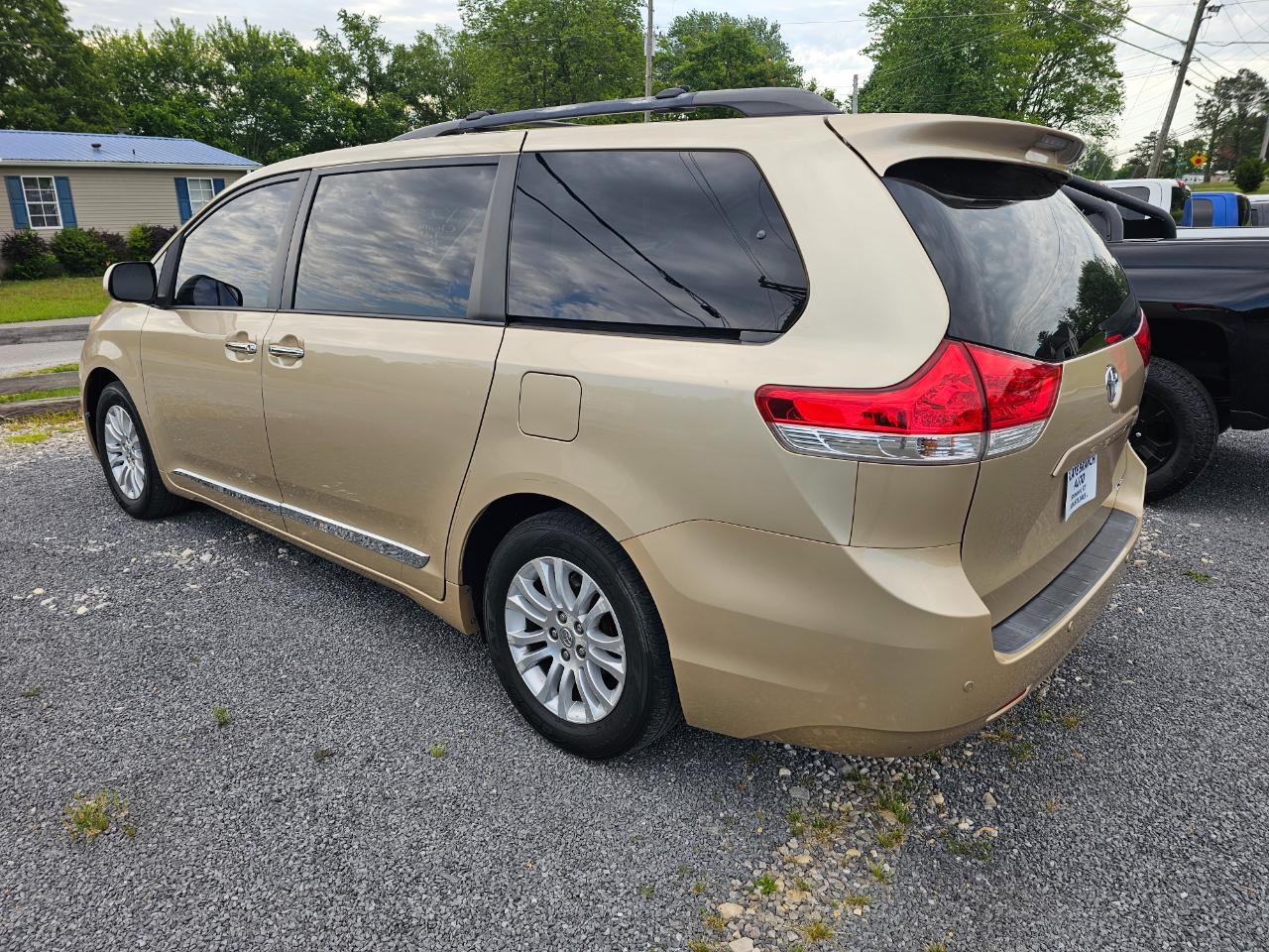 Toyota Sienna 5dr 7-Pass Van V6 XLE AAS FWD (Natl) 2012