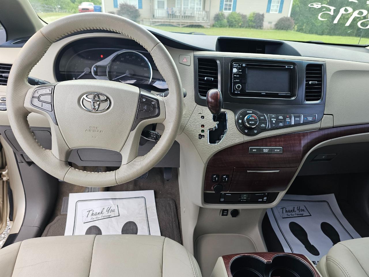 Toyota Sienna 5dr 7-Pass Van V6 XLE AAS FWD (Natl) 2012