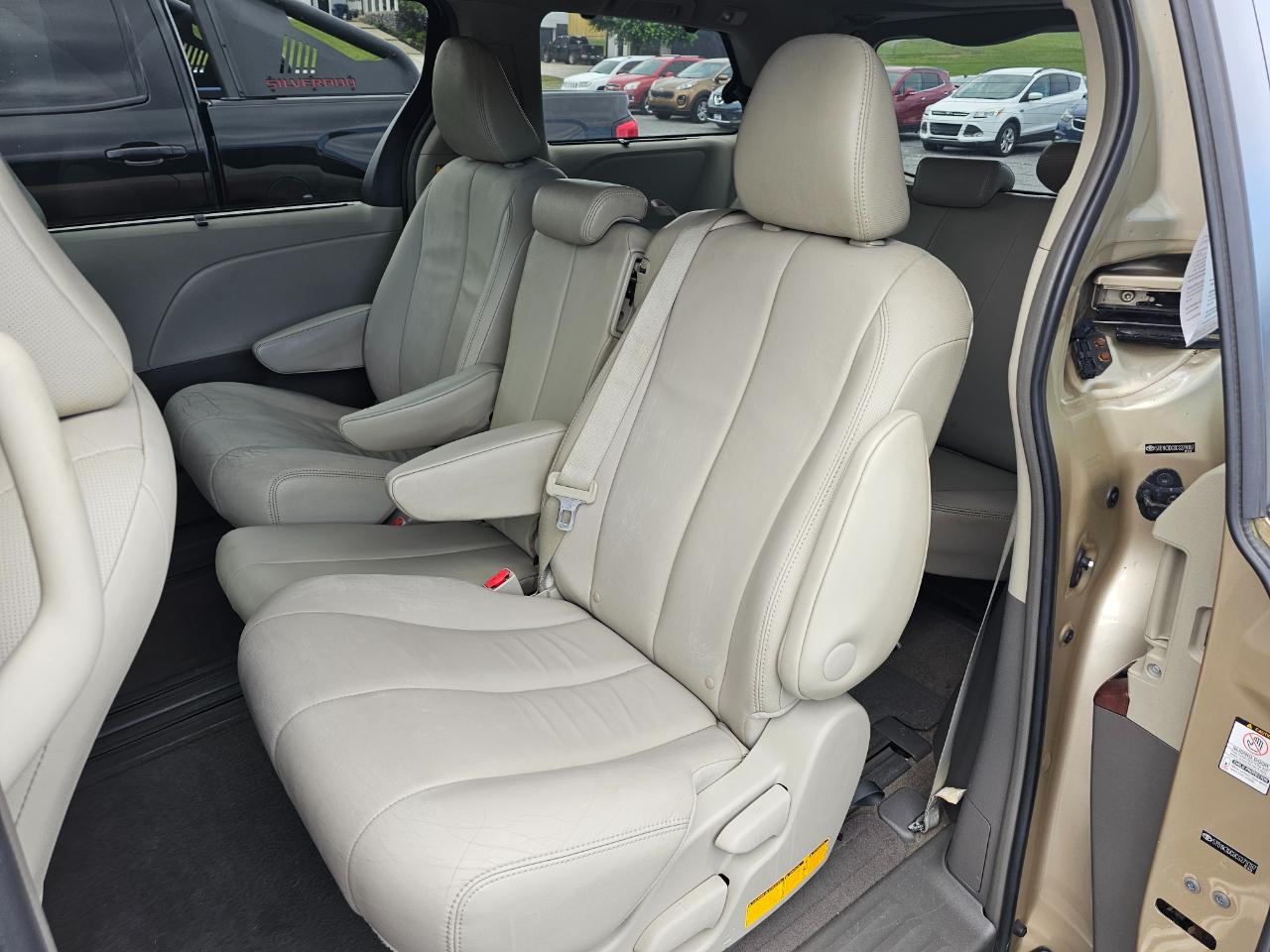 Toyota Sienna 5dr 7-Pass Van V6 XLE AAS FWD (Natl) 2012