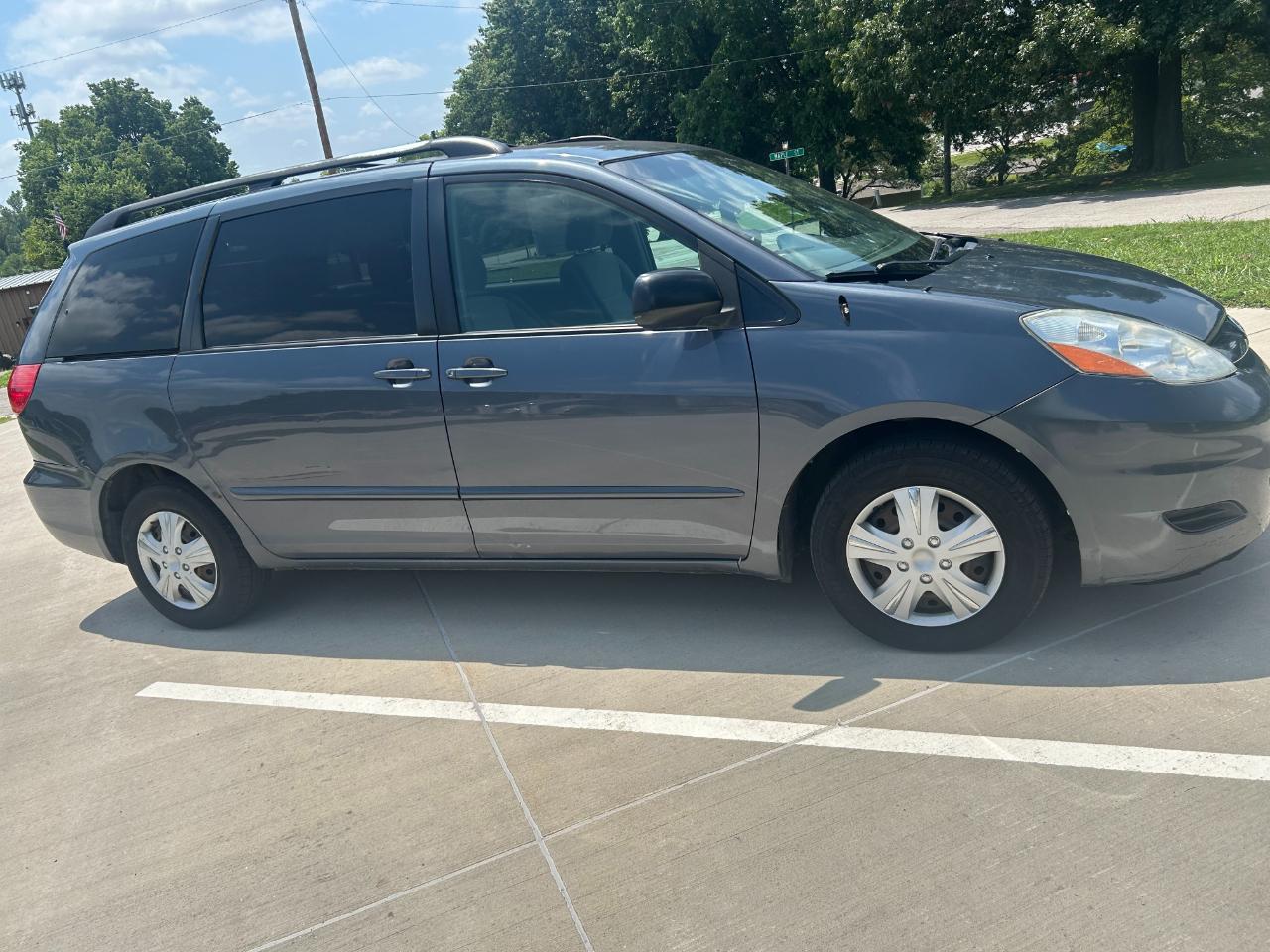 Toyota Sienna CE FWD 7-Passenger 2009