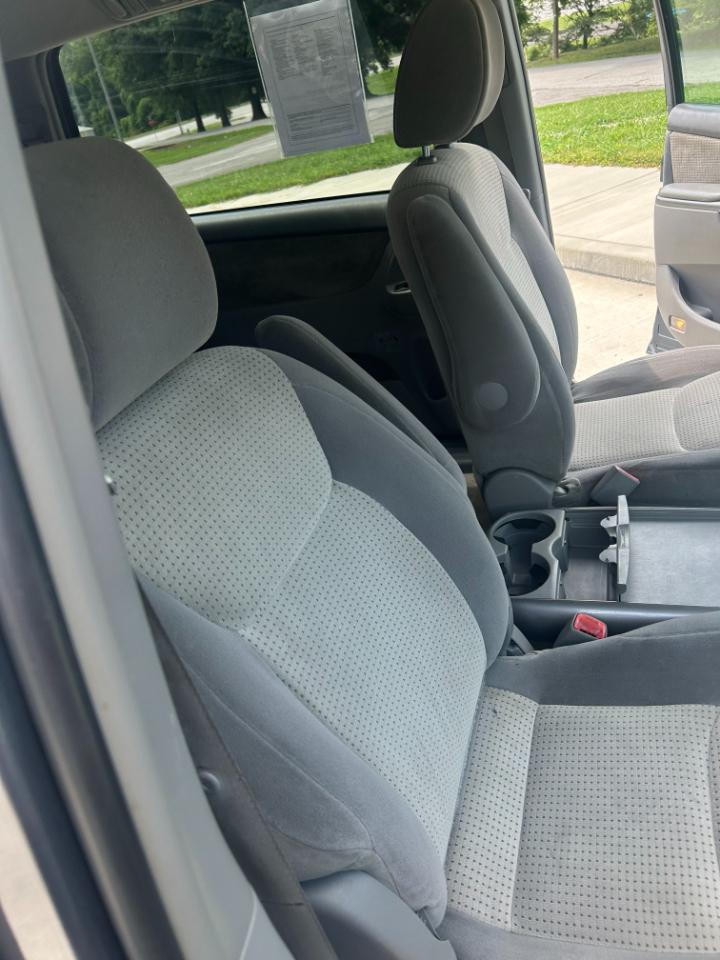Toyota Sienna CE FWD 7-Passenger 2009
