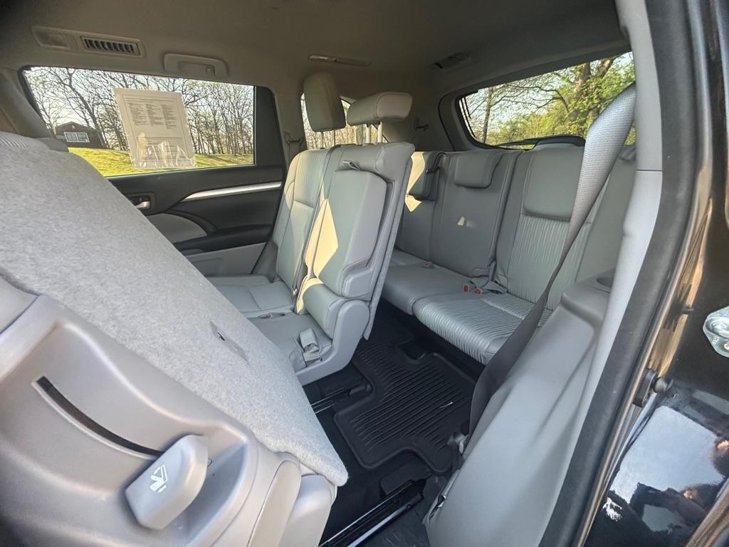 Toyota Highlander AWD 4dr V6 LE (Natl) 2015