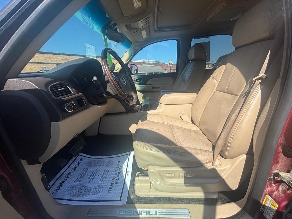 GMC Yukon photo 2