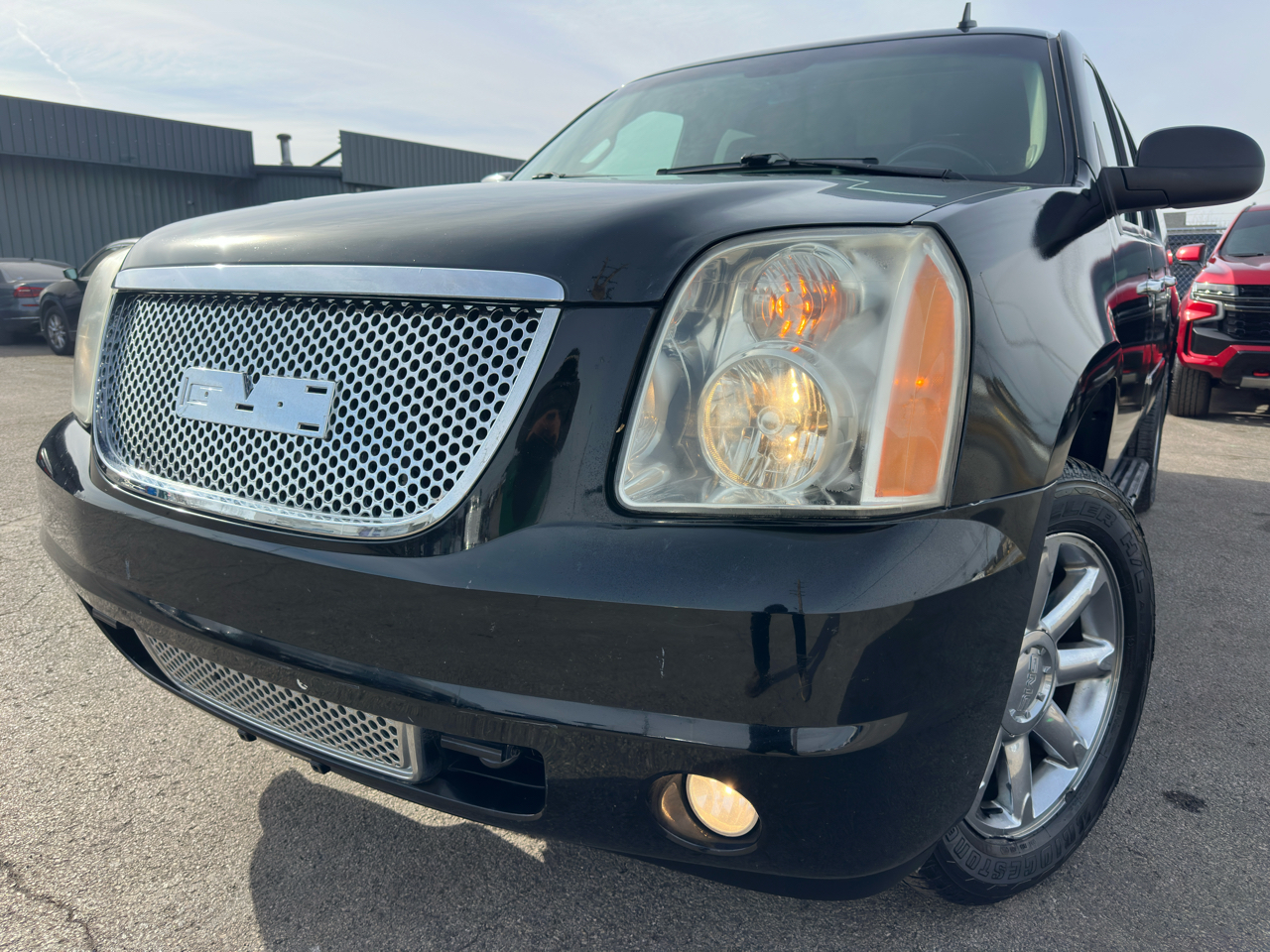 GMC Yukon XL AWD 4dr 1500 Denali 2011