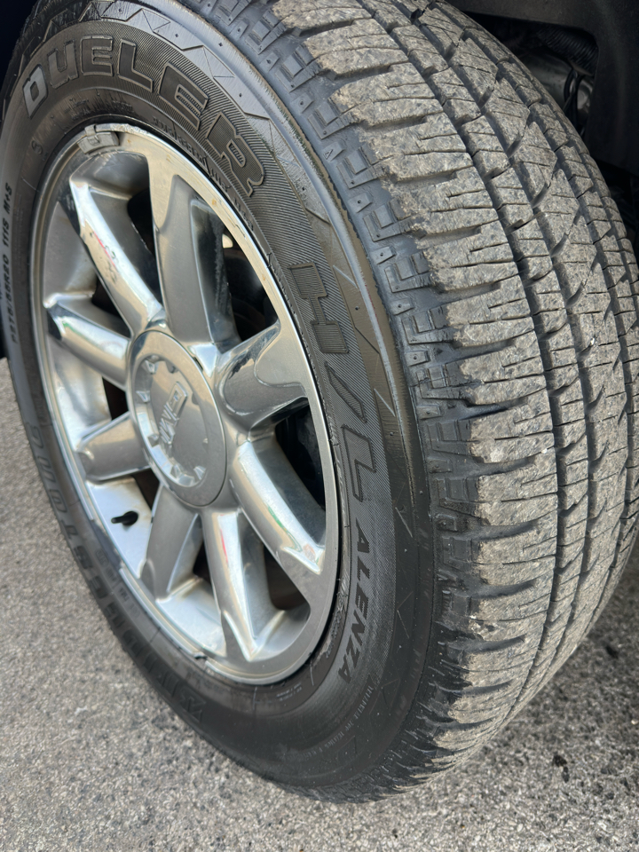 GMC Yukon XL AWD 4dr 1500 Denali 2011