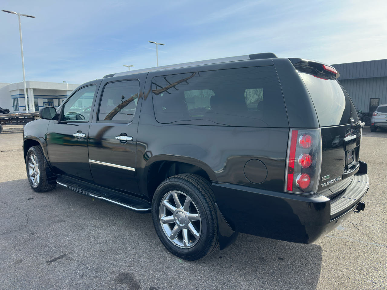 GMC Yukon XL AWD 4dr 1500 Denali 2011