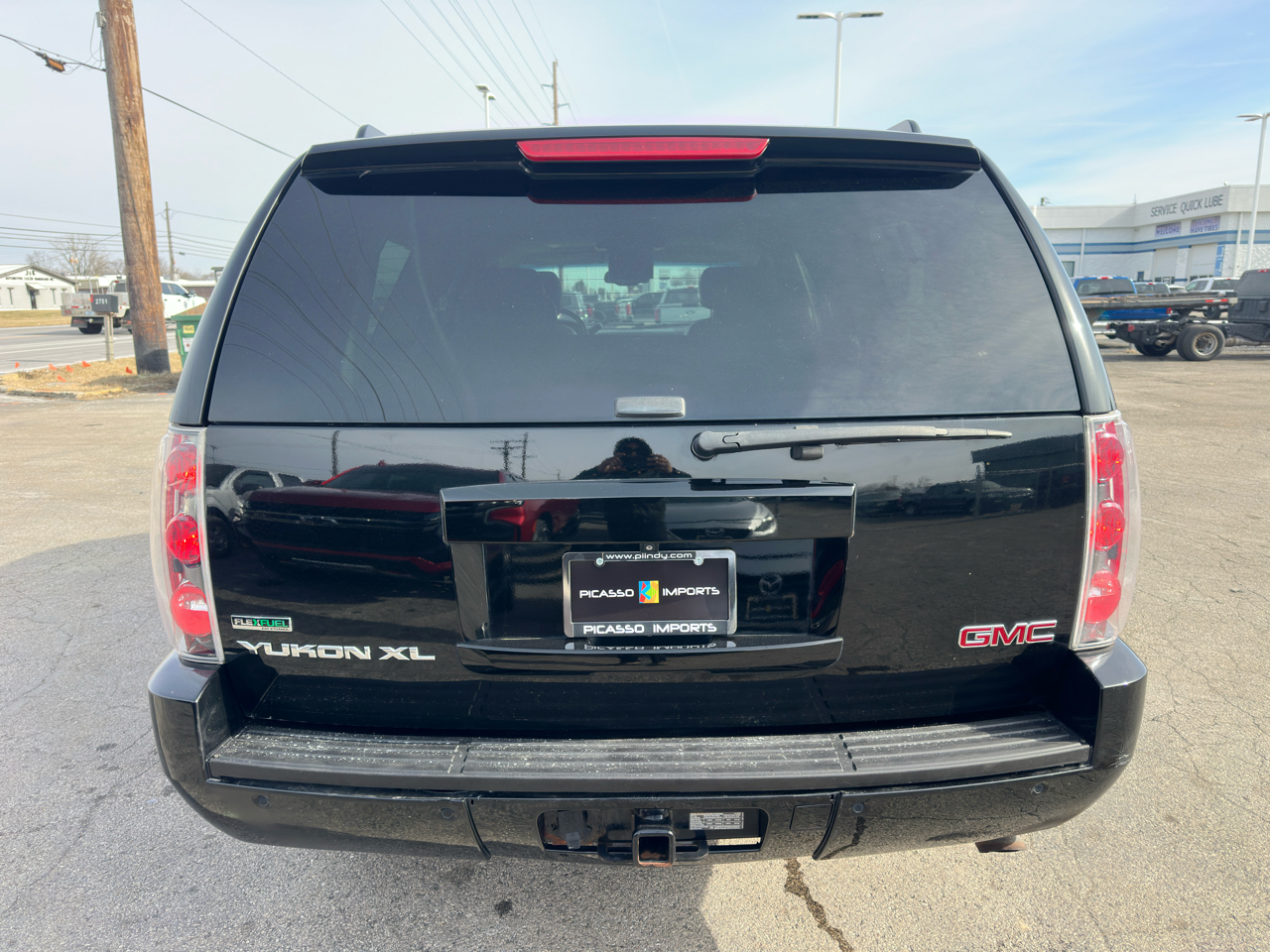 GMC Yukon XL AWD 4dr 1500 Denali 2011