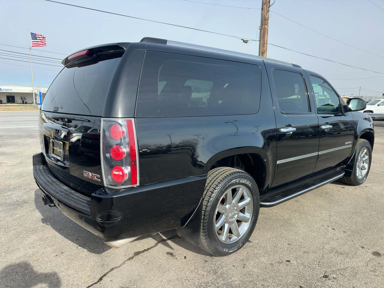 GMC Yukon XL AWD 4dr 1500 Denali 2011