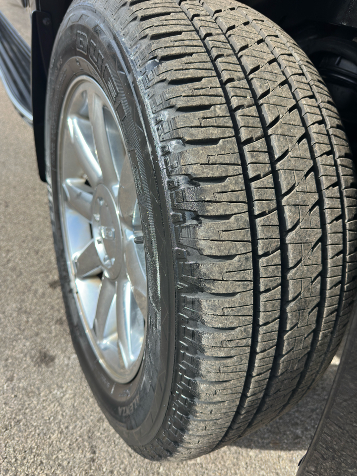 GMC Yukon XL AWD 4dr 1500 Denali 2011