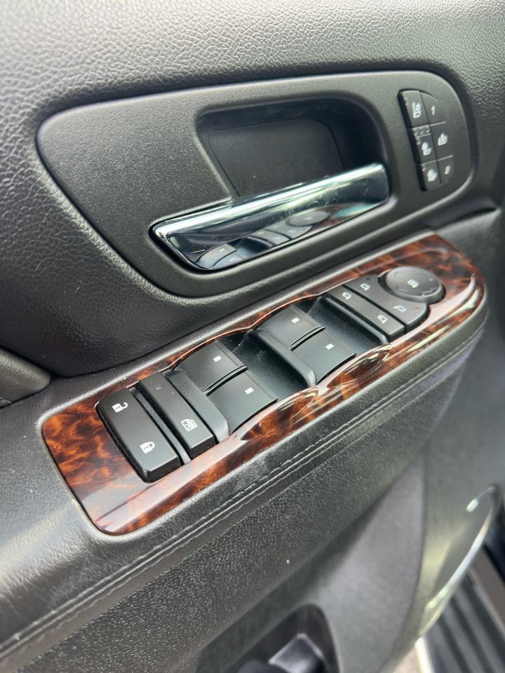 GMC Yukon XL AWD 4dr 1500 Denali 2011