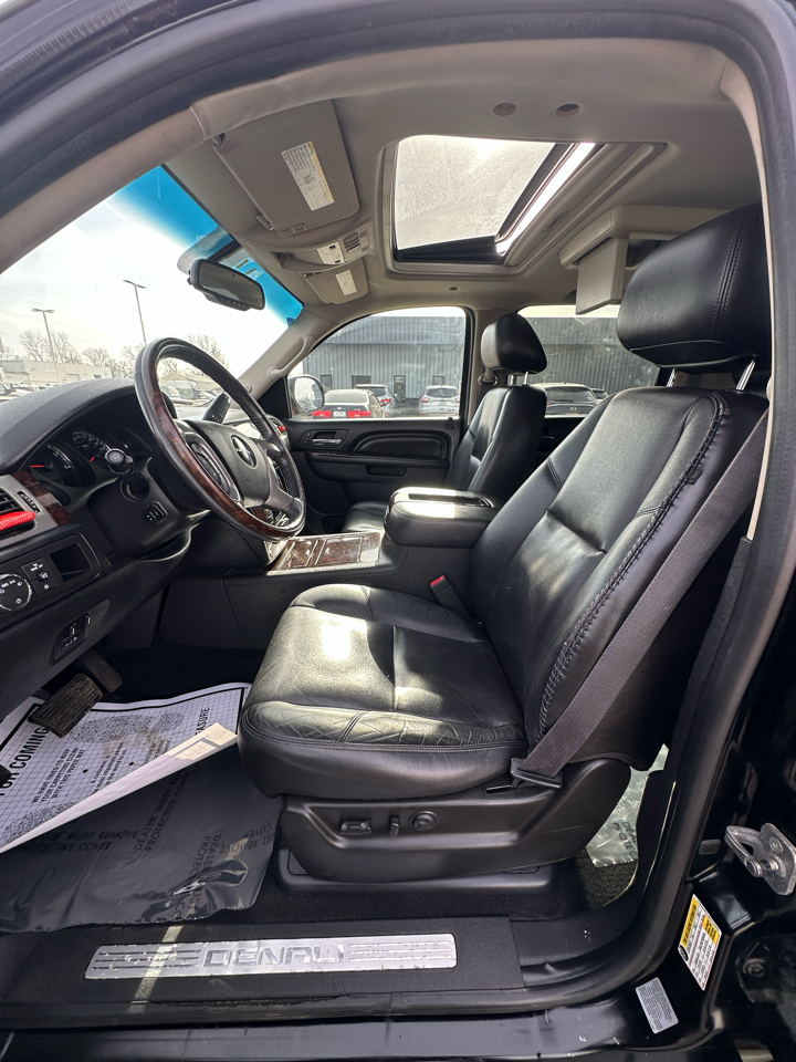 GMC Yukon XL AWD 4dr 1500 Denali 2011