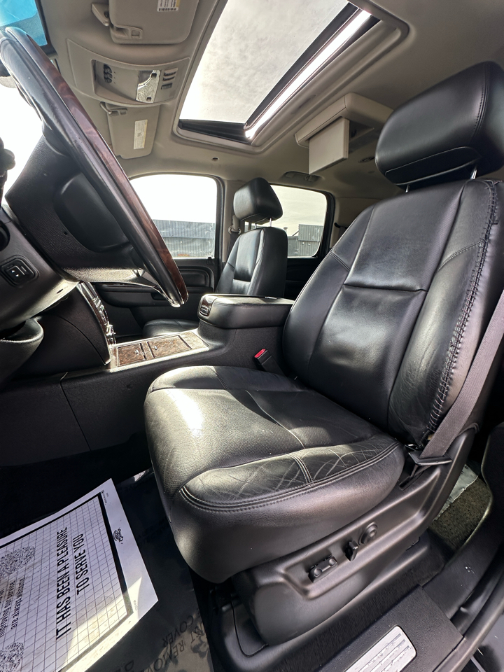 GMC Yukon XL AWD 4dr 1500 Denali 2011