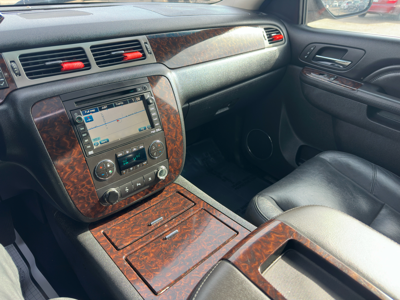 GMC Yukon XL AWD 4dr 1500 Denali 2011