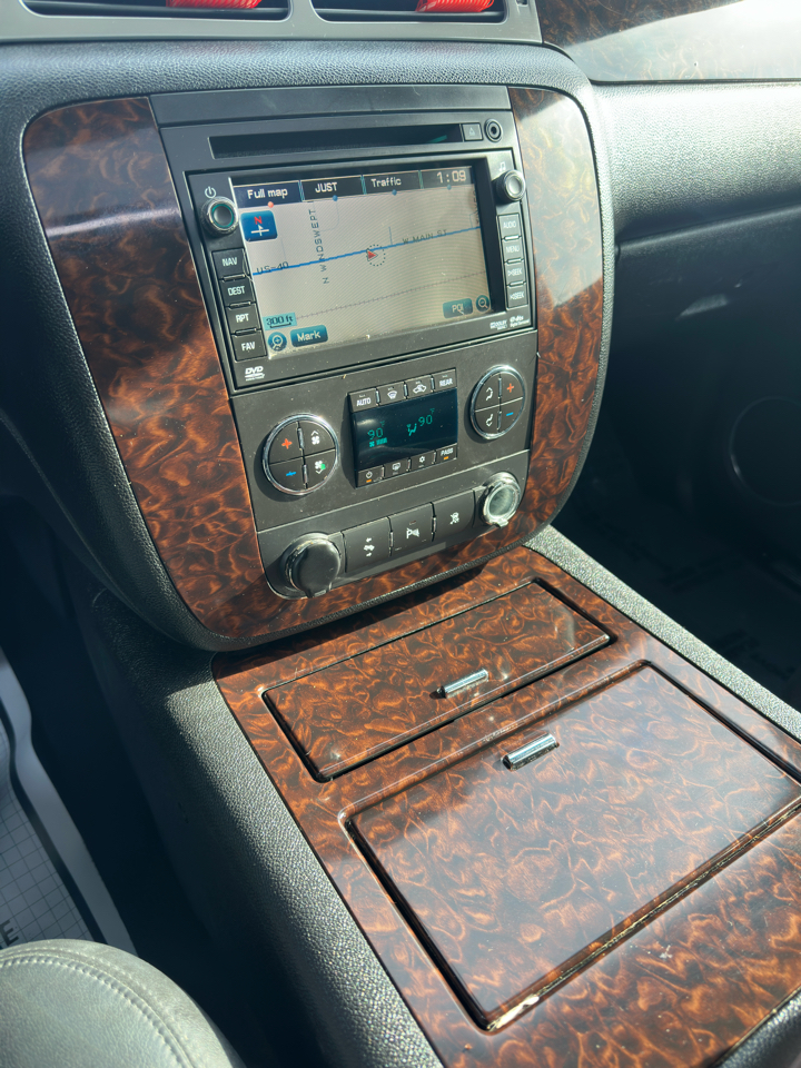 GMC Yukon XL AWD 4dr 1500 Denali 2011