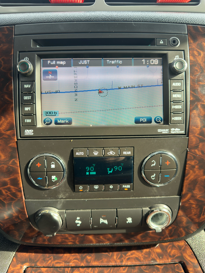 GMC Yukon XL AWD 4dr 1500 Denali 2011