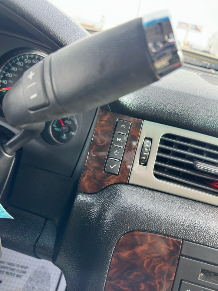 GMC Yukon XL AWD 4dr 1500 Denali 2011