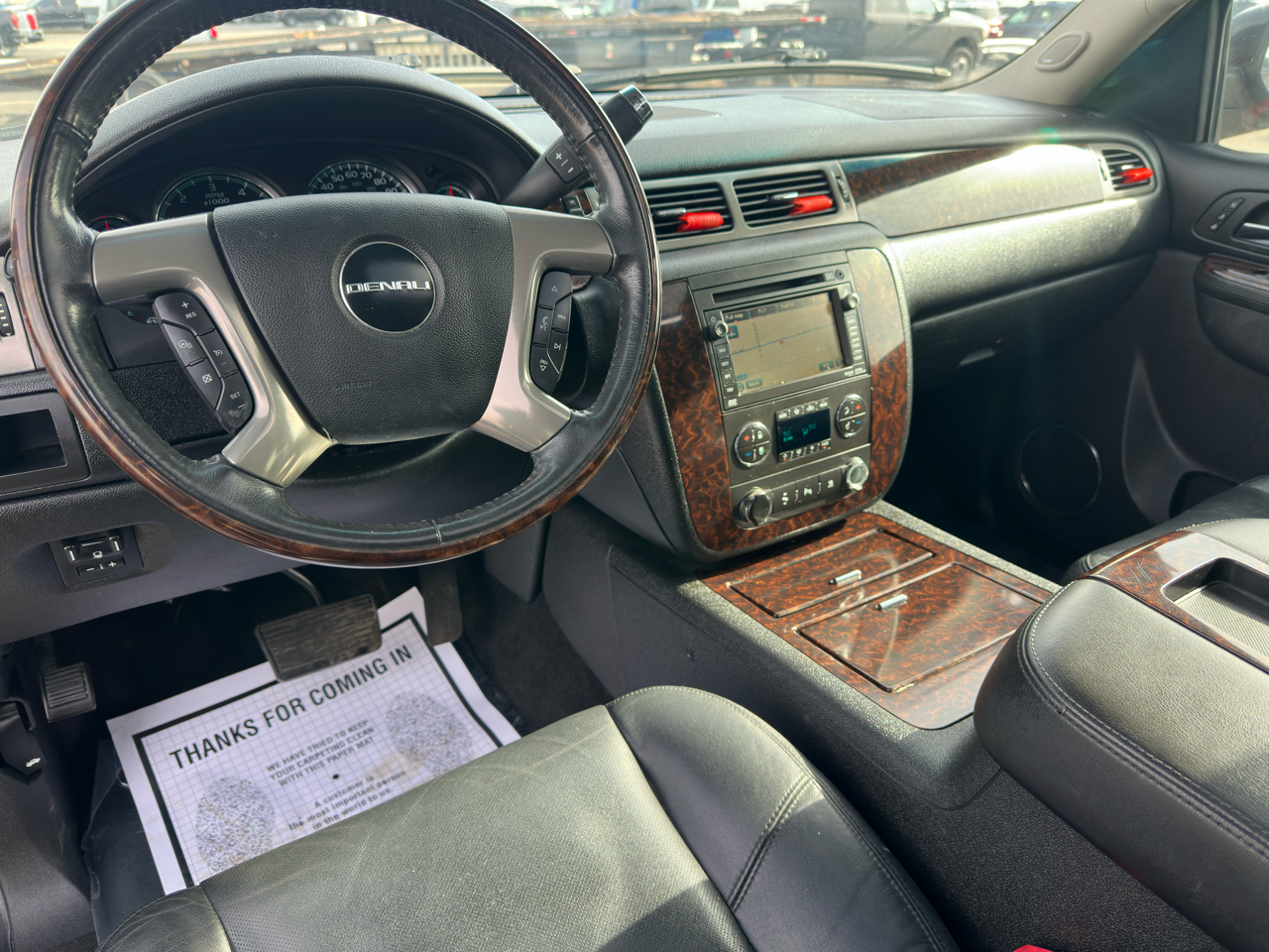 GMC Yukon XL AWD 4dr 1500 Denali 2011