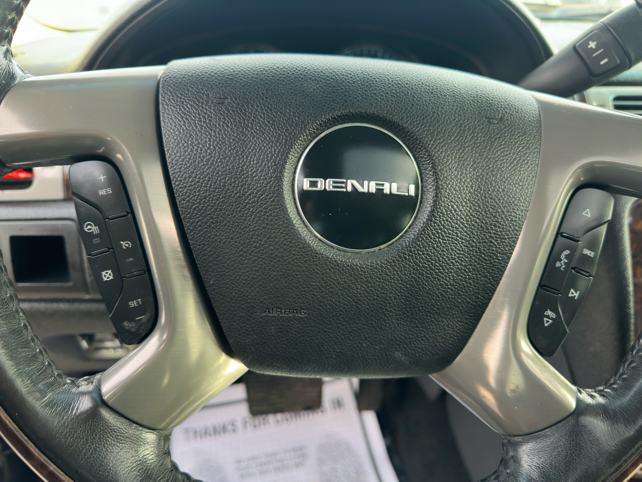 GMC Yukon XL AWD 4dr 1500 Denali 2011