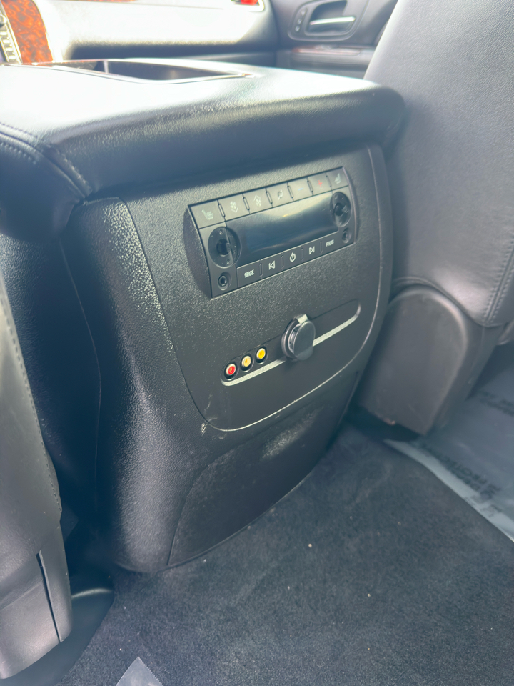 GMC Yukon XL AWD 4dr 1500 Denali 2011