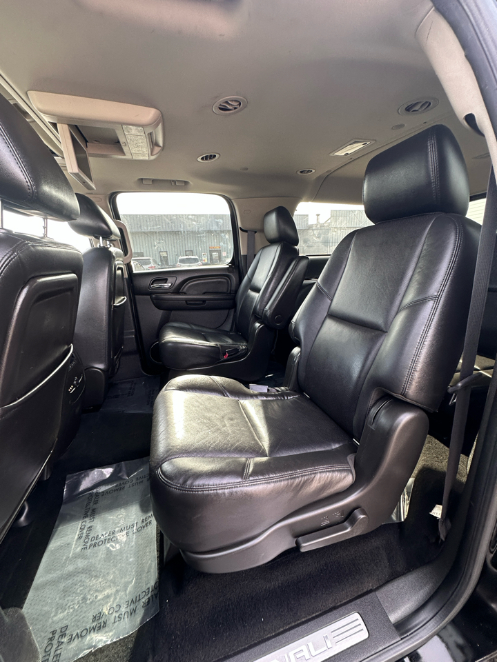 GMC Yukon XL AWD 4dr 1500 Denali 2011