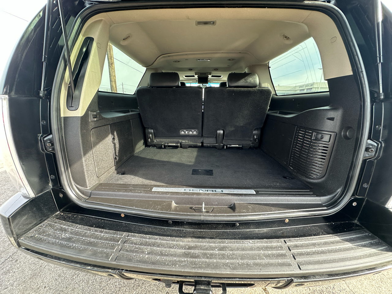 GMC Yukon XL AWD 4dr 1500 Denali 2011