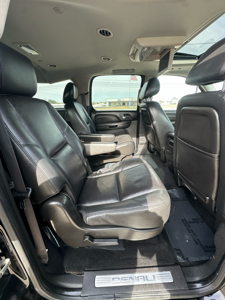 GMC Yukon XL AWD 4dr 1500 Denali 2011