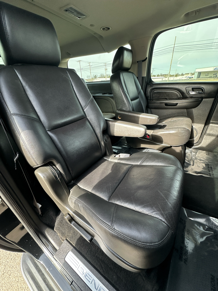 GMC Yukon XL AWD 4dr 1500 Denali 2011