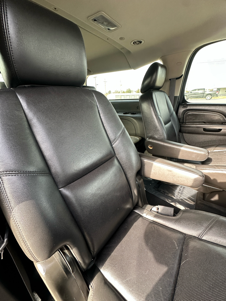 GMC Yukon XL AWD 4dr 1500 Denali 2011