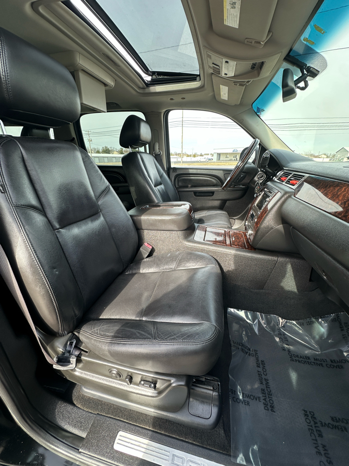 GMC Yukon XL AWD 4dr 1500 Denali 2011