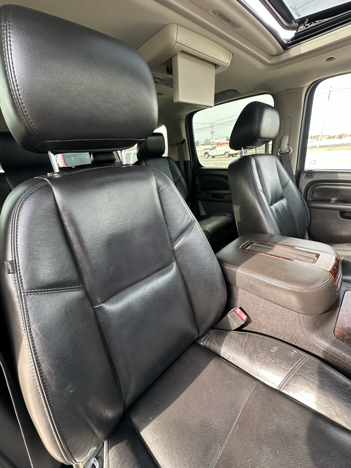 GMC Yukon XL AWD 4dr 1500 Denali 2011