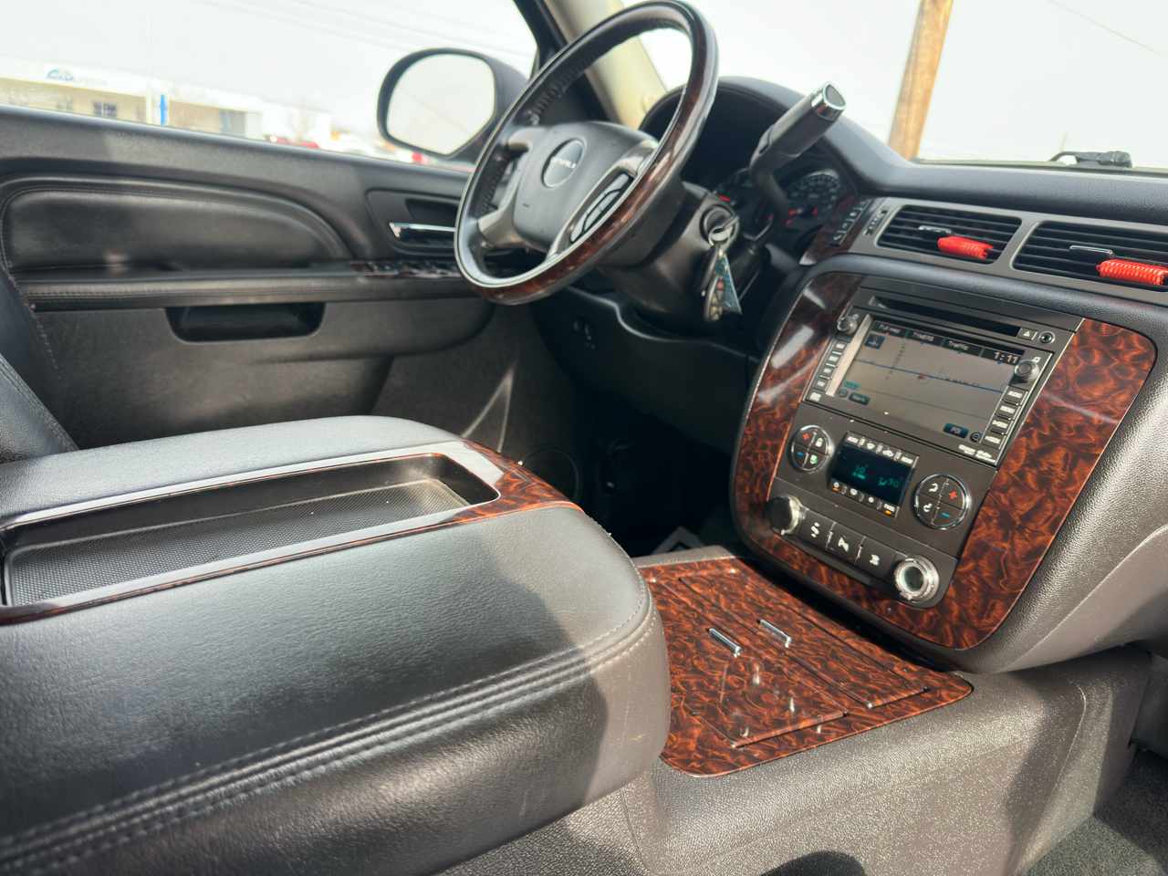 GMC Yukon XL AWD 4dr 1500 Denali 2011