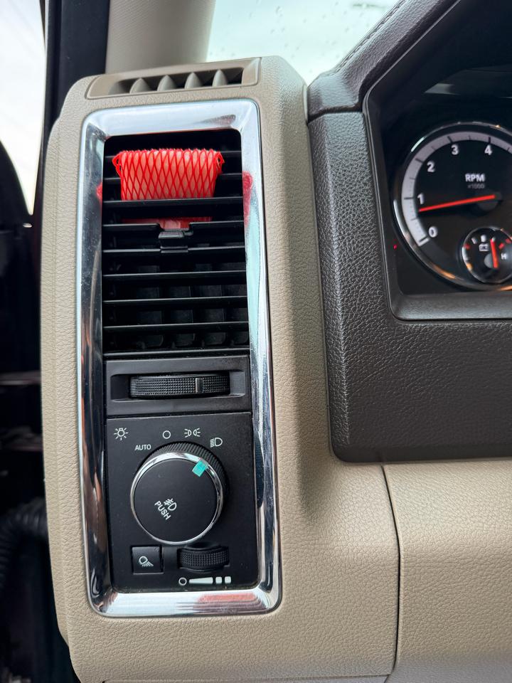 RAM 1500 4WD Quad Cab 140.5" Laramie 2012