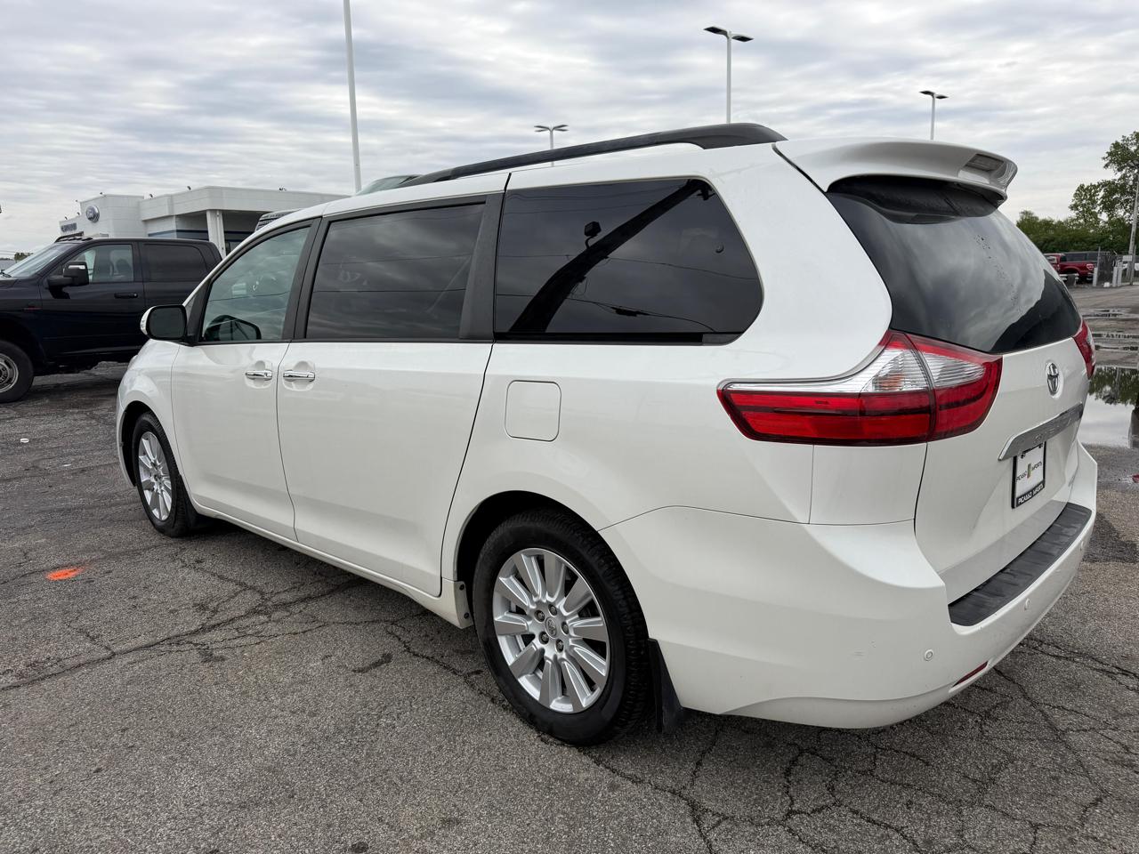 Toyota Sienna XLE Auto Access Seat FWD 7-Passenger (Natl) 2017