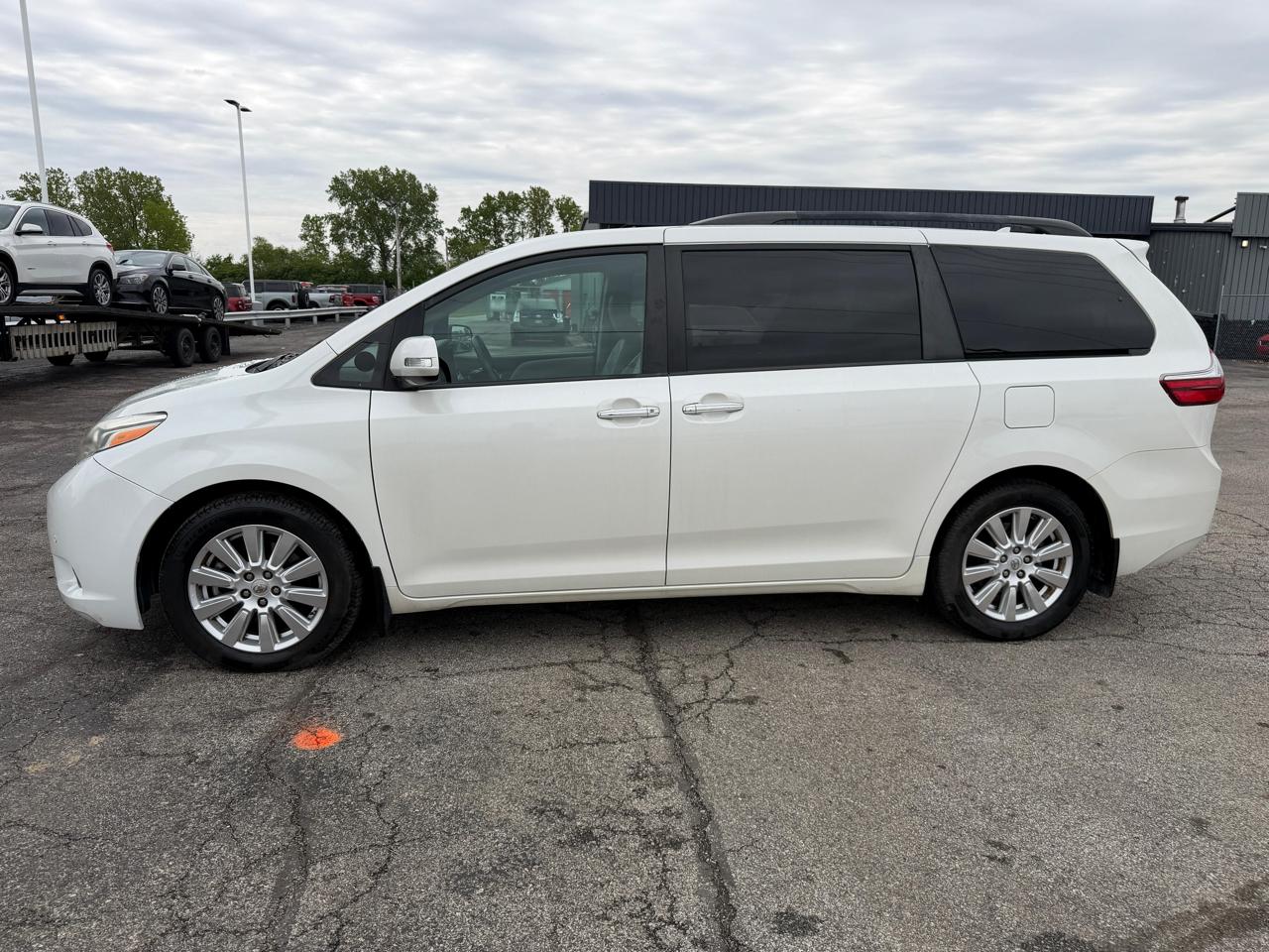 Toyota Sienna XLE Auto Access Seat FWD 7-Passenger (Natl) 2017
