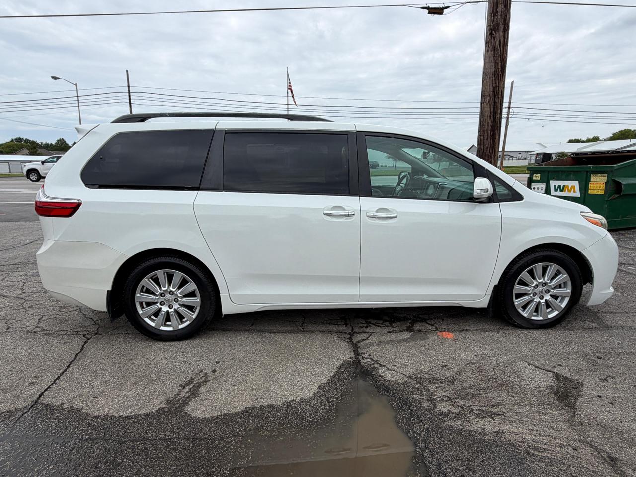 Toyota Sienna XLE Auto Access Seat FWD 7-Passenger (Natl) 2017