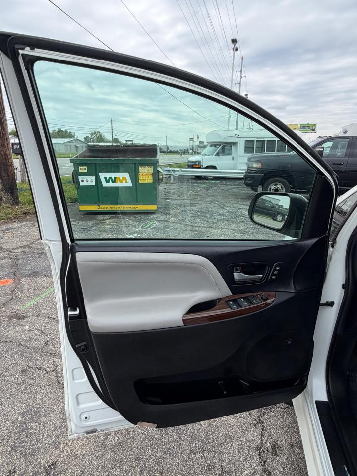 Toyota Sienna XLE Auto Access Seat FWD 7-Passenger (Natl) 2017