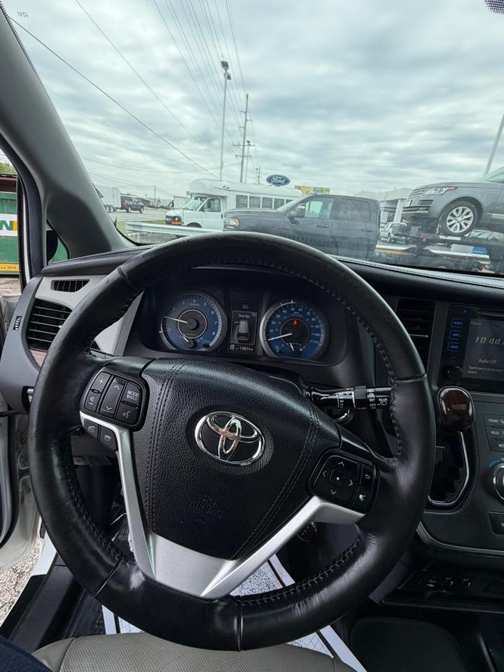 Toyota Sienna XLE Auto Access Seat FWD 7-Passenger (Natl) 2017