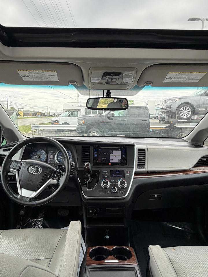 Toyota Sienna XLE Auto Access Seat FWD 7-Passenger (Natl) 2017