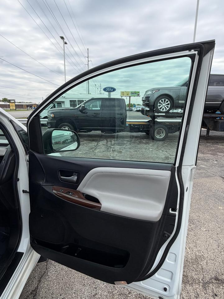 Toyota Sienna XLE Auto Access Seat FWD 7-Passenger (Natl) 2017