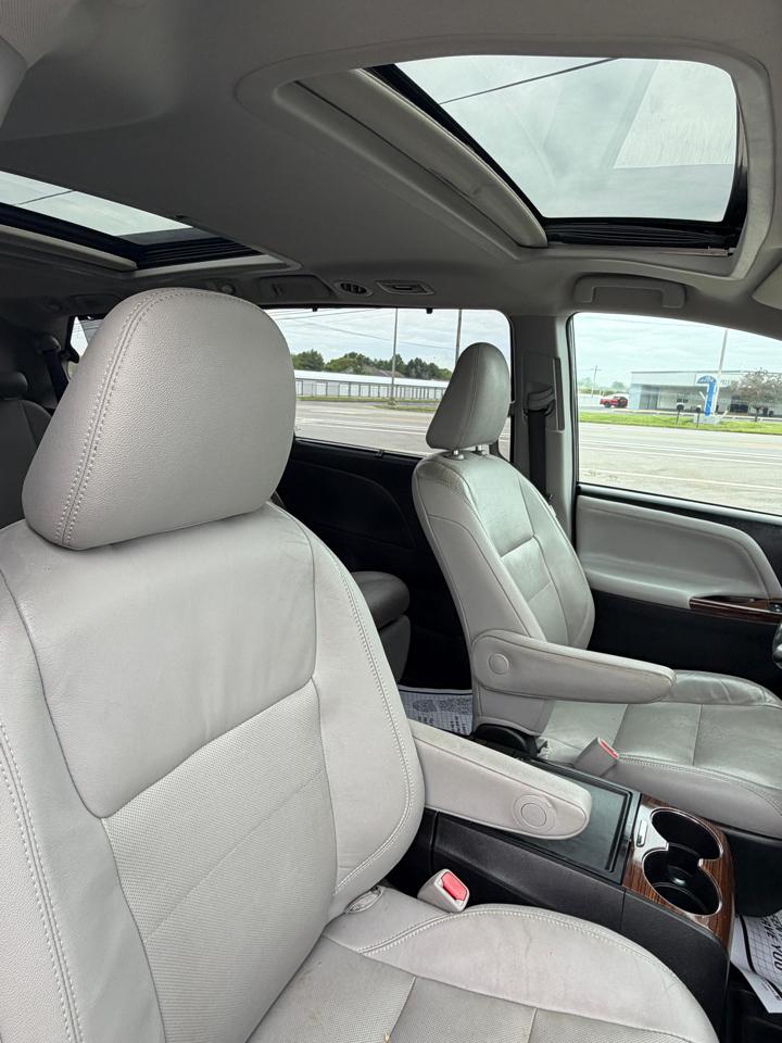 Toyota Sienna XLE Auto Access Seat FWD 7-Passenger (Natl) 2017