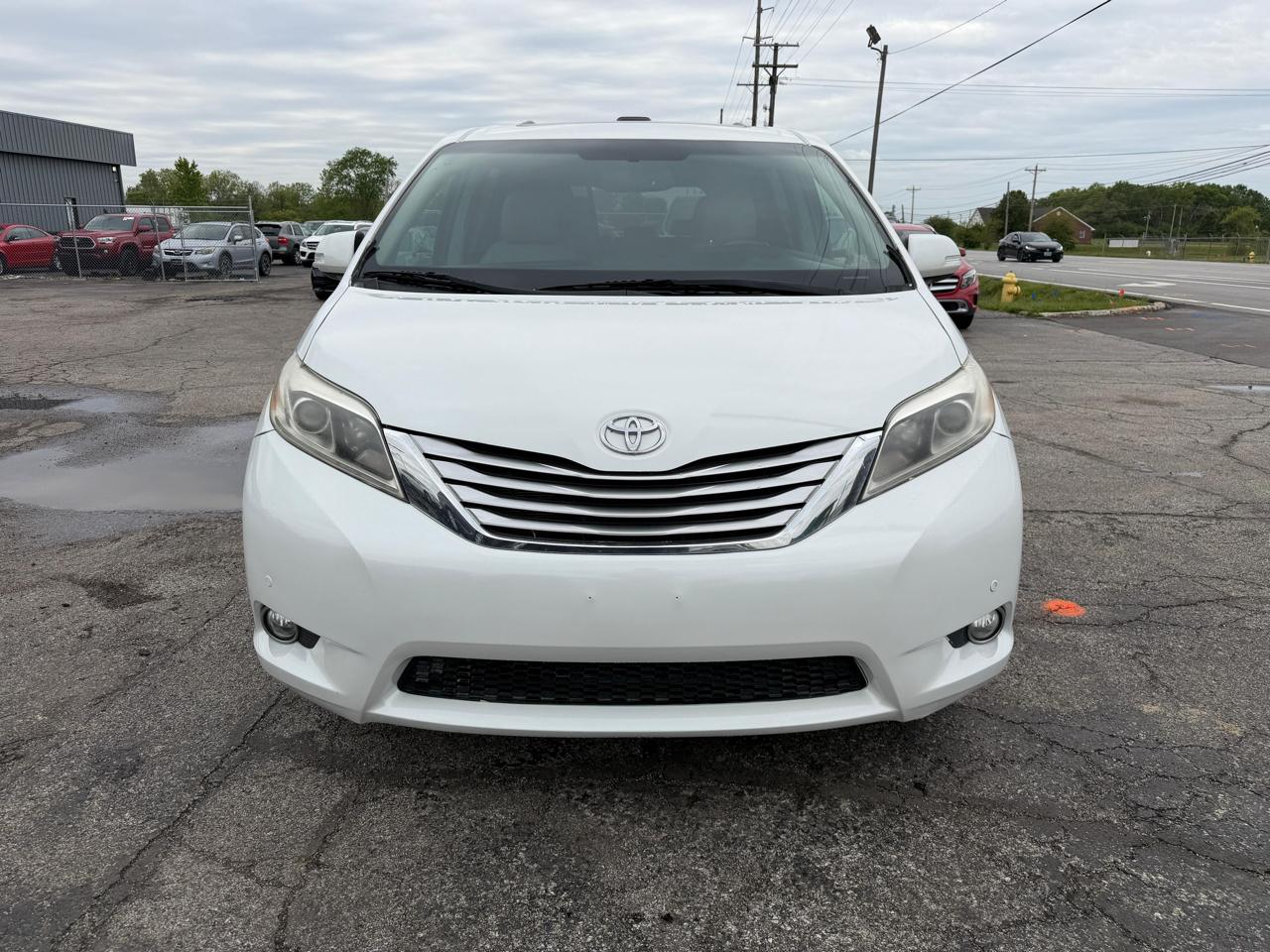 Toyota Sienna XLE Auto Access Seat FWD 7-Passenger (Natl) 2017