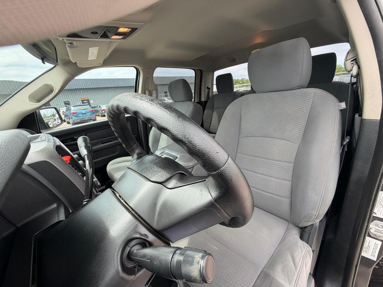 RAM 1500 4WD Crew Cab 140.5" Express 2014