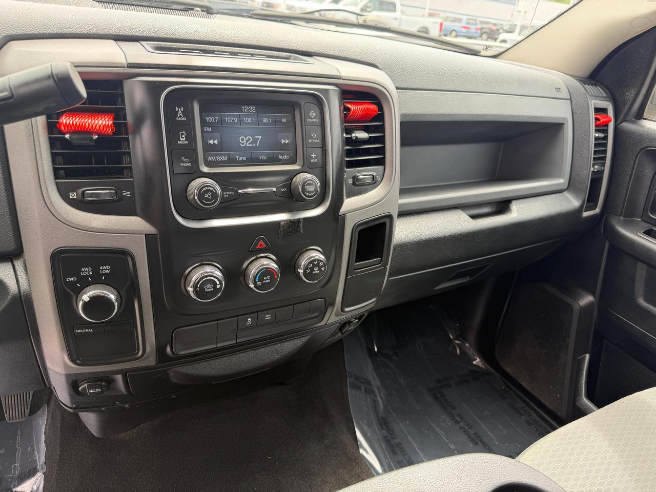 RAM 1500 4WD Crew Cab 140.5" Express 2014