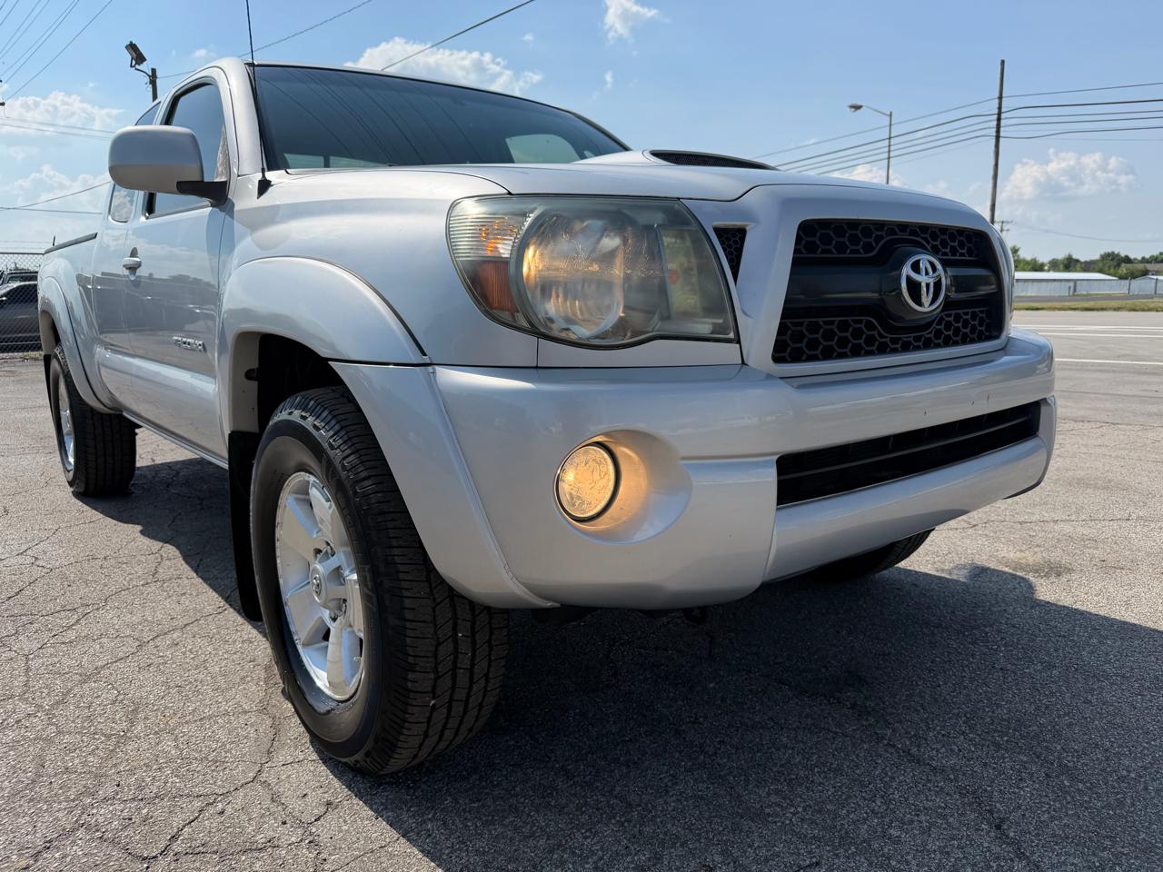 Toyota Tacoma 4WD Access V6 AT (Natl) 2011