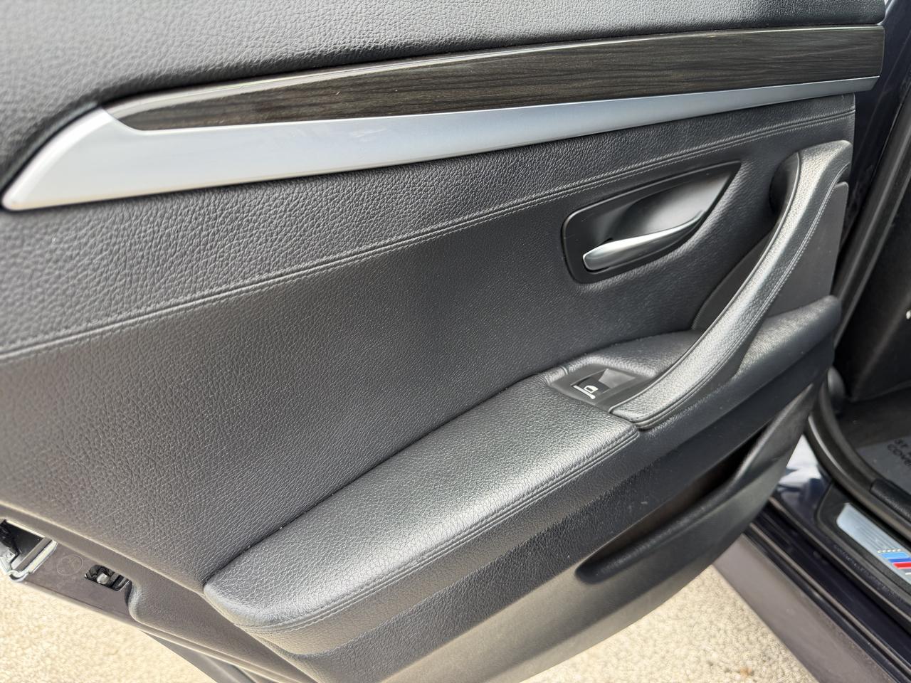 BMW 5 Series 4dr Sdn 550i xDrive AWD 2012
