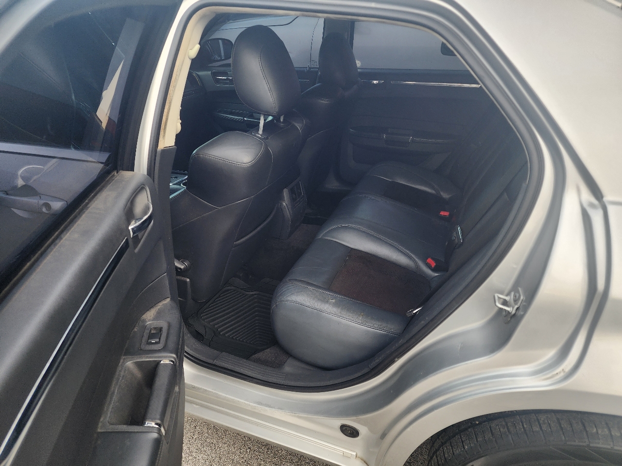 Chrysler 300 4dr Sdn 300S V6 RWD 2010