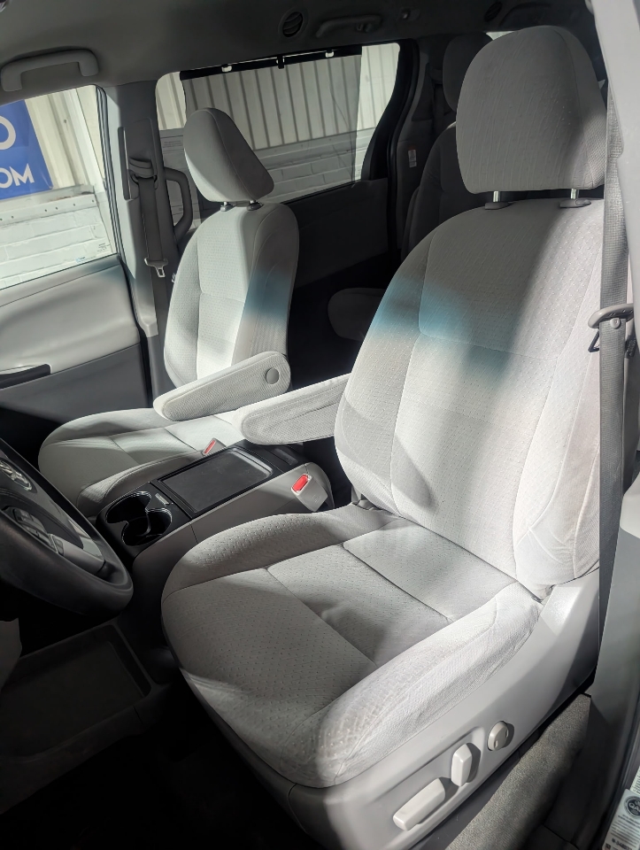 Toyota Sienna 5dr 8-Pass Van LE FWD (Natl) 2015