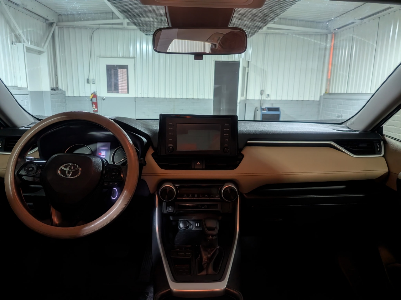 Toyota RAV4 LE FWD (Natl) 2019