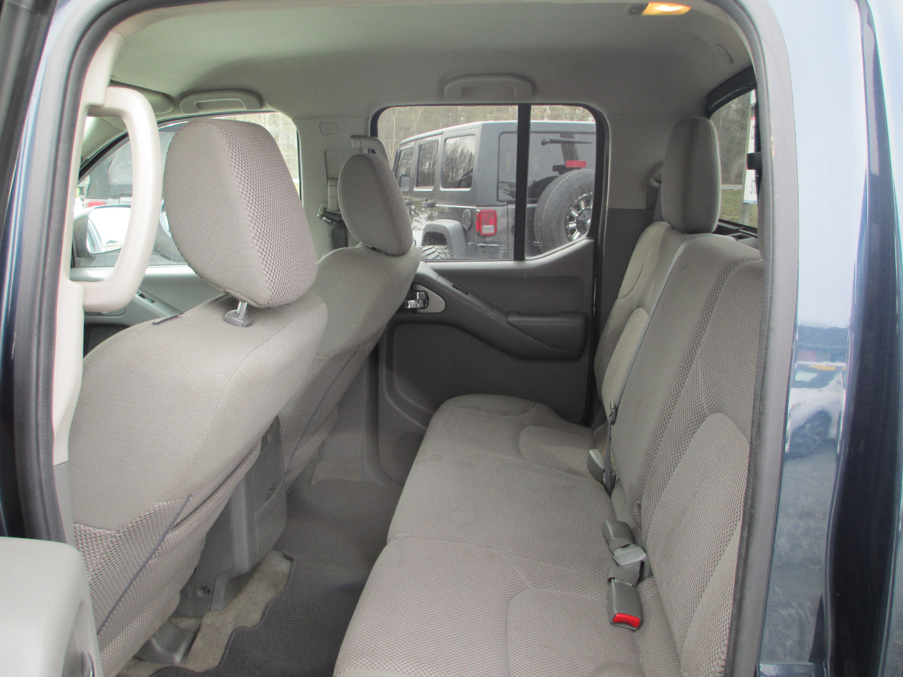 Nissan Frontier 2WD Crew Cab SWB Auto SV 2015